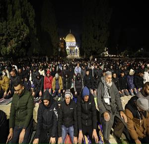 60 ألف مصلٍ يؤدون صلاتي العشاء والتراويح في المسجد الأقصى